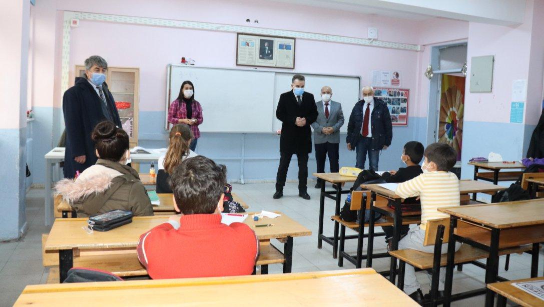Arnavutköy Kaymakamımız Sn.Ahmet ODABAŞ ve İlçe Milli Eğitim Müdürümüz Sn.Hasip TURHAN Toki Taşoluk  İlk ve Ortaokulumuzu ziyaret ederek öğretmen ve öğrencilerle sohbet ettiler.