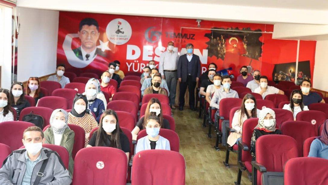 İlçe Milli Eğitim Müdürümüz Sn.Hasip TURHAN  TÜGVA münazara il birincisi olan Şehit Onbaşı İHO takımın öğretmenlerini tebrik ederek plaketlerini takdim ettiler.