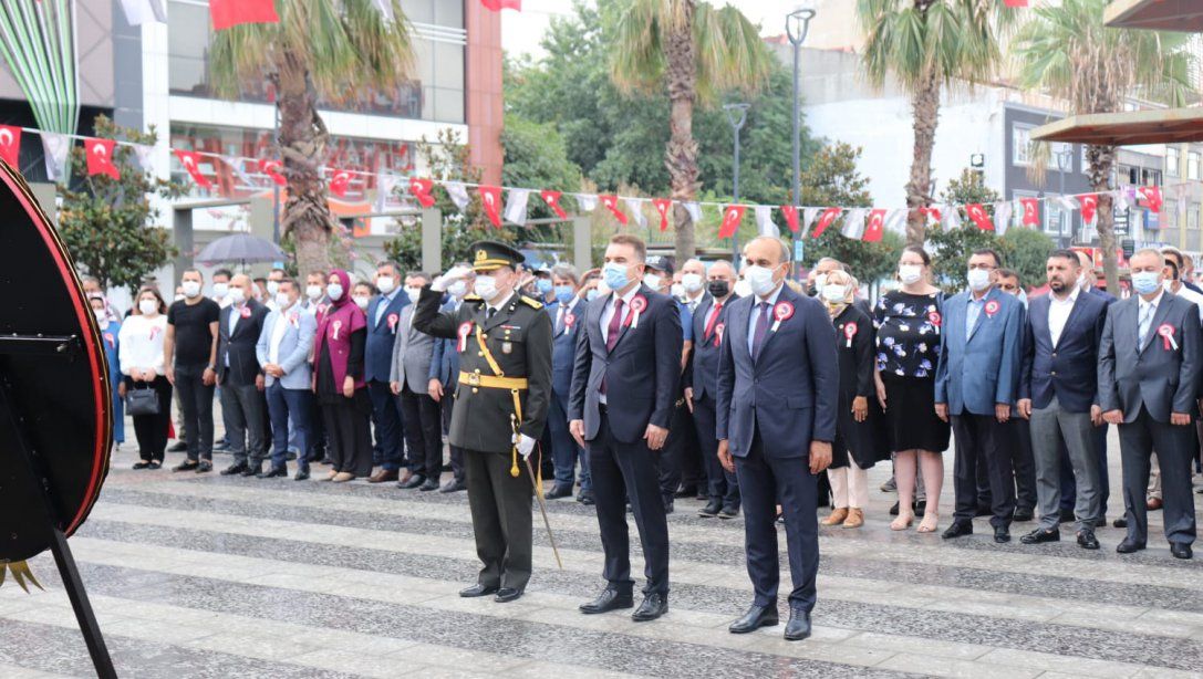 30 Ağustos Zafer Bayramı'nın 99. yıl dönümü kutlamaları kapsamında Atatürk Anıtı'na çelenk koyma töreni gerçekleştirildi.