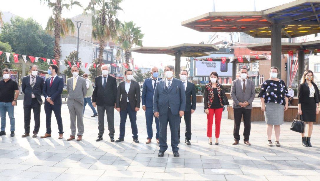 İlköğretim Haftası kutlamaları kapsamında Arnavutköy Cumhuriyet Meydanı'nda, Atatürk Anıtı'na çelenk sunma töreni gerçekleştirildi.