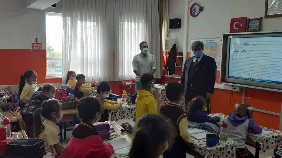 İlçe Milli Eğitim Müdürümüz Sn.Hasip TURHAN Ahmet Yesevi İlkokulu'nu ziyaret ederek öğrencilerimiz,öğretmenlerimiz ve idarecilerimizle bir araya geldiler.