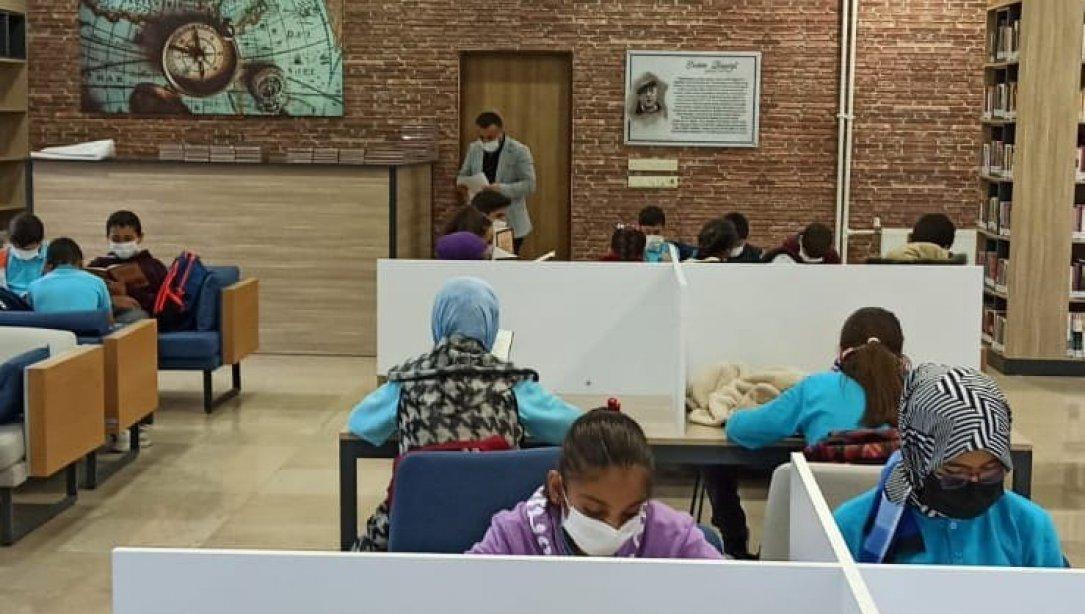 Köroğlu Ortaokulu öğrencilerimiz Haraççı Erdem Bayazıt Kütüphanesini ziyaret ederek kütüphane okuma etkinliği gerçekleştirdi.