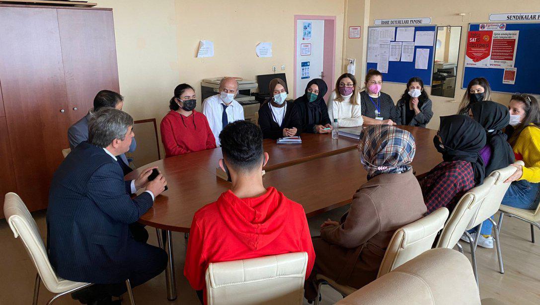 İlçe Milli Eğitim Müdürümüz Sayın Hasip TURHAN Yeniköy Örfi Çetinkaya İlk/Ortaokulu'na atanan öğretmenlerimizi ziyaret etti.