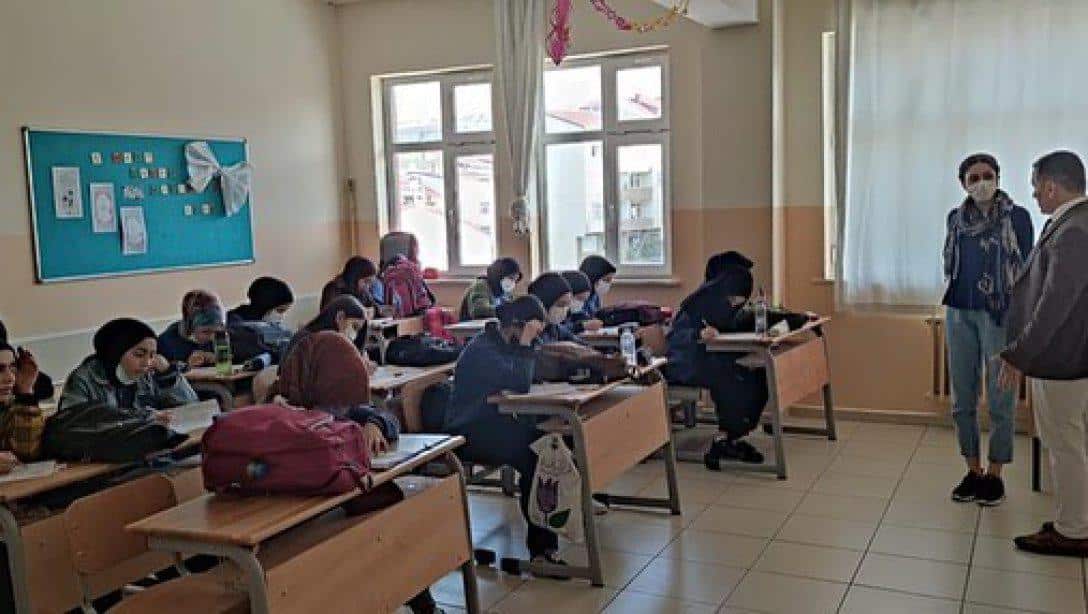 Şube Müdürümüz Sayın Mustafa KILIÇ Şehit Onbaşı Murat Şengöz Anadolu İmam Hatip Lisesi'nde yapılan Türkiye Geneli İmam Hatip Liseleri Meslek Dersleri Kazanım Değerlendirme Uygulama Sınavı'nı ziyaret ederek öğrencilerimize başarılar dilediler