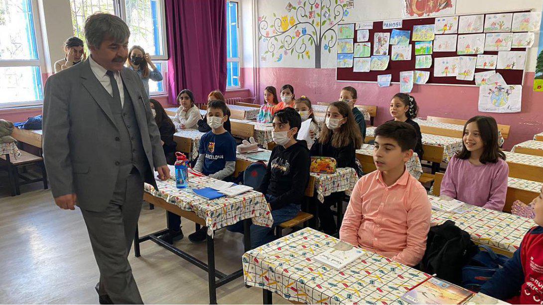 İlçe Milli Eğitim Müdürümüz Sayın Hasip TURHAN Arnavutköy İlkokulu'nu ziyaret etti.Okulumuzda yürütülen Harezmi çalışmalarını yerinde inceleyerek ,öğretmen ve öğrencilerimizle paylaşımlarda bulundu.