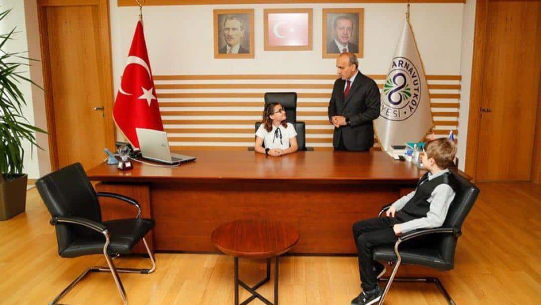 23 Nisan Ulusal Egemenlik ve Çocuk Bayramı kutlamaları kapsamında Arnavutköy Belediye Başkanı Sayın Ahmet Haşim BALTACI koltuğunu İlçemiz Cemal Reşit Rey İlkokulu 4.sınıf öğrencisi Zeynep Nisa SOYLU'ya bıraktı.