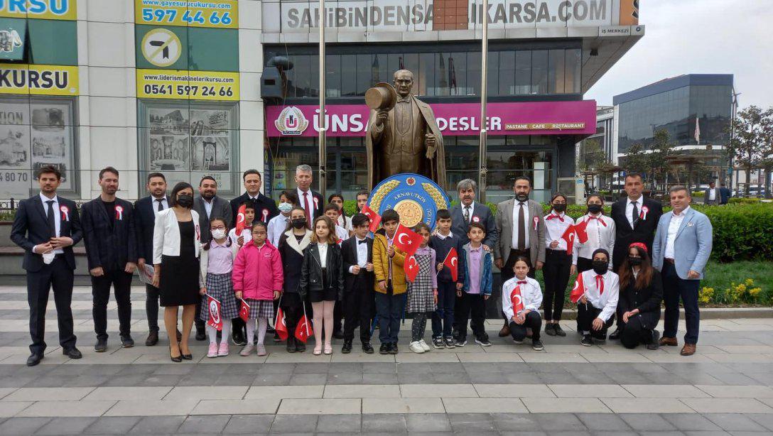 23 Nisan Ulusal Egemenlik ve Çocuk Bayramı dolayısıyla Arnavutköy Cumhuriyet Meydanında Çelenk Koyma programı düzenlendi.