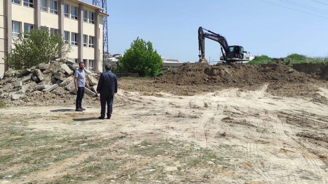 İlçe Milli Eğitim Müdürümüz Sayın Hasip TURHAN Hadımköy 32 derslikli İlkokul İnşaat alanını gezip incelemelerde bulundu.