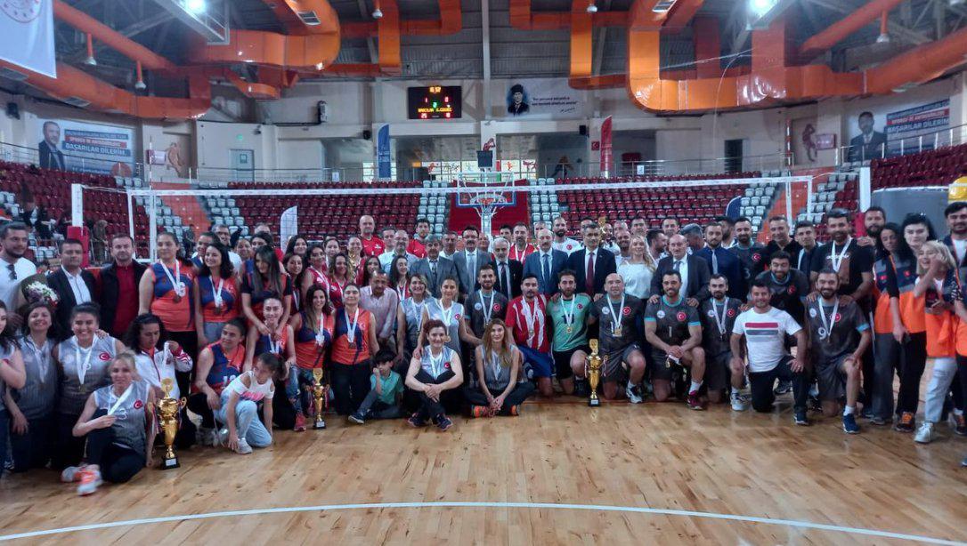 Öğretmeniyle Güzel İstanbul Projesi kapsamında düzenlenen ilçeler arası öğretmenler voleybol müsabakasında Bayanlar Voleybol Takımımız Sancaktepe Voleybol Takımını 2-0 mağlup ederek İl 3.sü oldu.