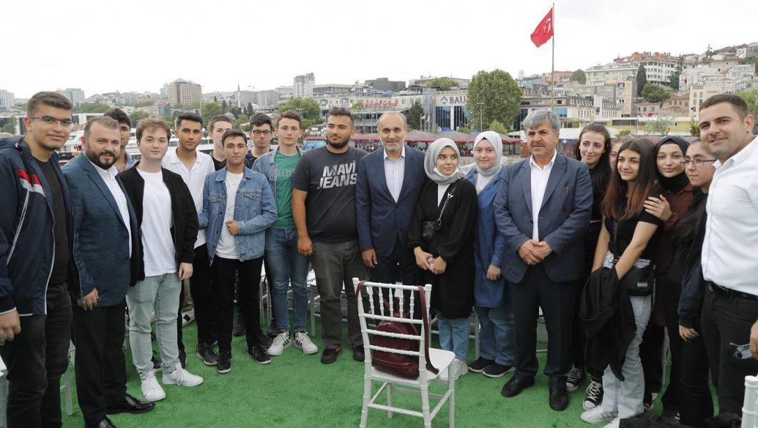 Arnavutköy Belediyesi tarafından lise son sınıf öğrencilerimize sınav öncesi motivasyon olması dolayısıyla Boğaz Turu gezisi düzenlendi.