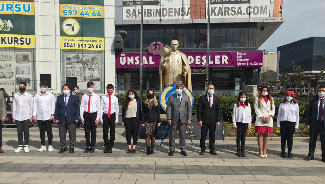 23 Nisan Ulusal Egemenlik Çocuk Bayramı münasebetiyle İlçe Milli Eğitim Müdürümüz Hasip TURHAN tarafından Atatürk Anıtı'na çelenk sunuldu.