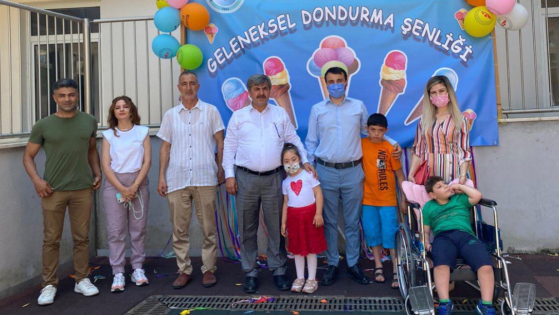 İlçe Milli Eğitim Müdürümüz Sn. Hasip Turhan Arnavutköy Uygulama Okulunda her yıl geleneceksel olarak düzenlenen Dondurma Şenliğine katıldı. 