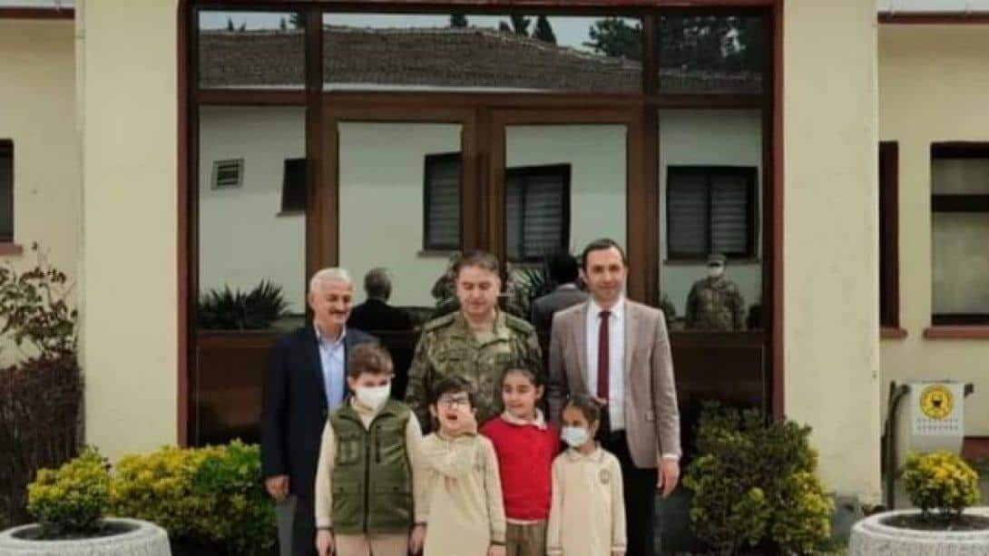 23 Nisan Ulusal Egemenlik ve Çocuk Bayramı dolayısıyla Hadımköy İlkokulu öğrencilerimiz Hadımköy Kışla Komutanı Hava Savunma Albay Sayın Nazım KALAFAT'ı makamında ziyaret ettiler.