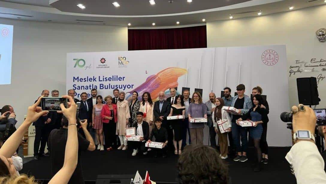 Meslek liseleri sanatla buluşuyor projesi kapsamında Odakule'de düzenlenen final gecesinde Örfi Çetinkaya Mesleki ve Teknik Anadolu Lisesi öğrencisi Ahmet TOSUN Müzik kategorisinde ikinci olmuştur.