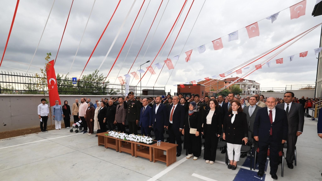 2025-2026 Eğitim-Öğretim Yılı Açılış Programı Şehit Halil İbrahim Yiğit Ortaokulunda Gerçekleştirildi.